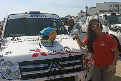 La piloto burgalesa Cristina Gutiérrez junto a su vehículo-ECB