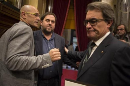 Raül Romeva, Oriol Junqueras y Artur Mas al terminar una sesión del Parlament.-ALBERT BERTRAN