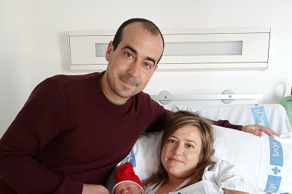 La primera bebé del año 2022 en Burgos ha sido Adriana, que nació a las 00:31 y ha pesado 3.030 gramos Sus padres son María Belén Blanco y Gorka Vadillo. ECB