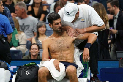 Novak Djokovic, atendido por molestias en el hombro, durante el partido contra Londero.-AFP