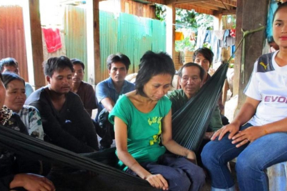 La "mujer de la jungla", Rochom P,ngieng, junto con el hombre vietnamita que dice ser su padre.-AFP / CHHAY THI