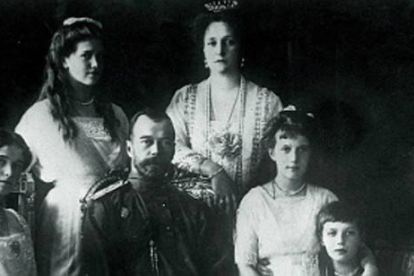El último zar, Nicolás II, su esposa Alexandra, y sus hijos.-AFP