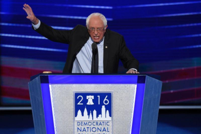Bernie Sanders, durante su intervención en la convención demócrata, este lunes en Filadelfia.-AFP / SAUL LOEB