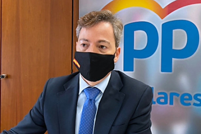 El concejal del PP, César Barriada, durante una rueda de prensa telemática. ECB