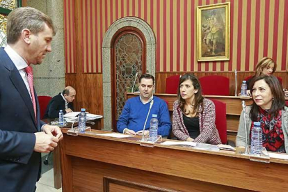 El alcalde charla con el portavoz socialista, Daniel de la Rosa, y las concejalas de su grupo Nuria Barrio y Mar Arnáiz.-RAÚL G. OCHOA