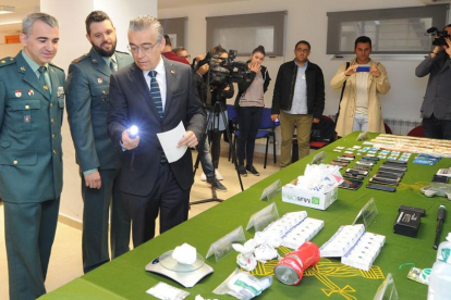 El subdelegado del Gobierno, Roberto Saiz, felicitó a los agentes por el éxito de la operación y comprobó el alcance de la misma.-ISRAEL L. MURILLO
