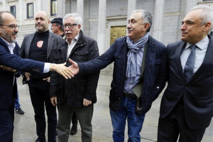 La iniciativa legislativa popular para implantar una renta mínima, impulsada por los sindicatos CCOO y UGT y respaldada por más de 700.000 firmas, ha salvado el primer trámite al ser apoyada en el pleno del Congreso de los Diputados por 177 votos frente a-