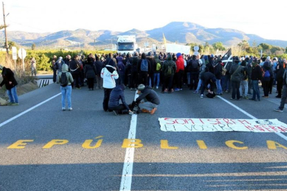 Concentración de los CDR cortando el tráfico en la N-340, en Alcanar, con la palabra república pintada en la calzada.-EL PERIÓDICO