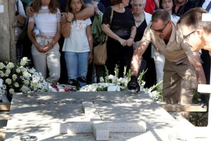 Un momento del sepelio celebrado en el cementerio de San José  en Granada  donde descansan los restos mortales de Chicho Ibáñez Serrador.-PEPE TORRES (EFE)