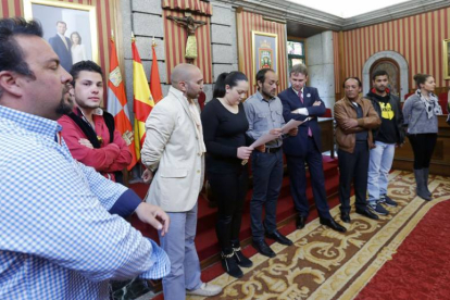 Representantes de Fundación Secretariado Gitano y Unión Gitana en el salón de Plenos del Ayuntamiento con Javier Lacalle.-Raúl g. Ochoa