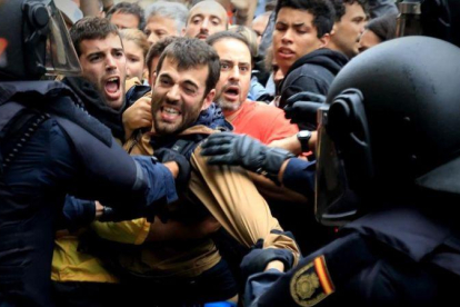 Carga policial en la escuela Ramon Llull de Barcelona el 1-O.-FERRAN NADEU