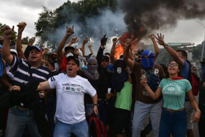 Manifestantes contra el gobierno de Nicolás Maduro cantan eslogans de protesta en Venezuela.-YURI CORTEZ/ AFP
