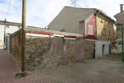 Los desperfectos en las diversas viviendas del barrio han provocado el abandono de ocho familias y el derrumbamiento de tres inmuebles.-ISRAEL L. MURILLO