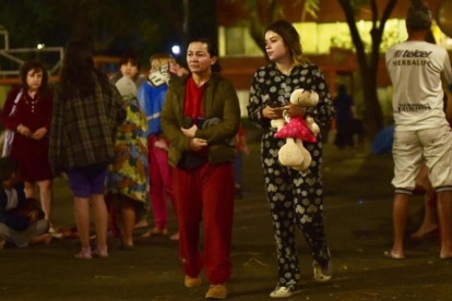 Ciudadanos salen a la calle tras el terremoto, en la ciudad de México.-/ AFP / PEDRO PARDO