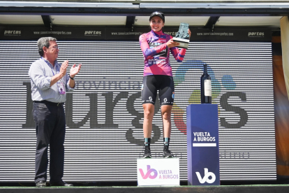 La corredora francesa Juliette Labous se impone en la Vuelta a Burgos femenina. RICARDO ORDÓÑEZ