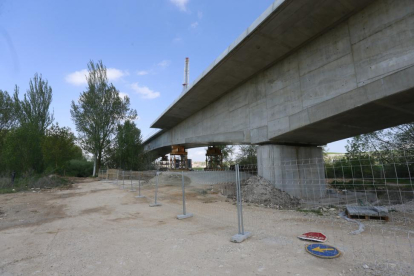 Si la empresa que desmantela el puente sigue cumpliendo los plazos estará demolido en dos meses y reconstruido para mediados de octubre-Raúl G. Ochoa