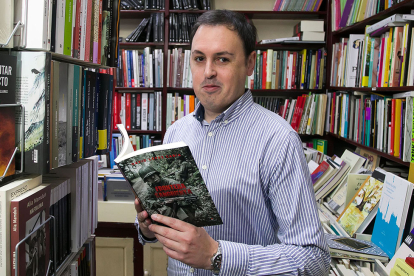 David López Cabia, con un ejemplar de su nueva novela, ‘Frontera sangrienta’ . TOMÁS ALONSO