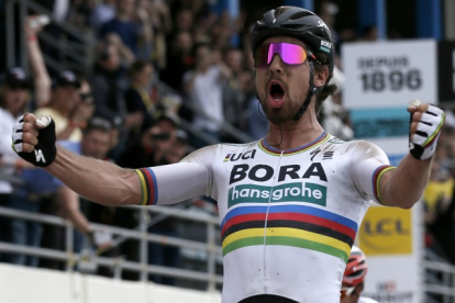 Peter Sagan celebra la victoria en el velódromo de Roubaix