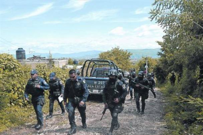 Policías mexicanos en la colonia La Parota, a las afueras de Iguala, donde fueron halladas las fosas.-