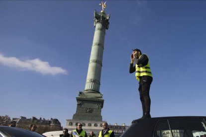 Un hombre se dirige a los manifestantes este sábado en la plaza de la Bastilla de París.-EFE / IAN LANGSDON
