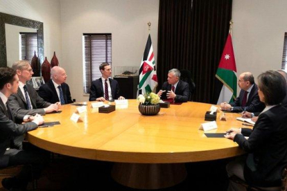 Reunión del rey Abdullah y Kushner en el palacio real de Jordania.-REUTERS