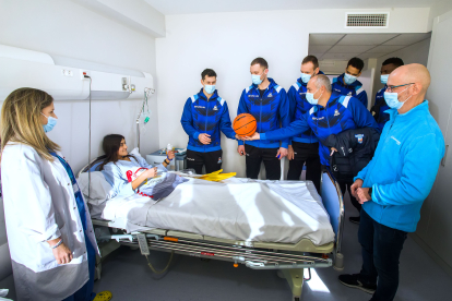 Visita del San Pablo Burgos a los niños hospitalizados en Recoletas. TOMÁS ALONSO