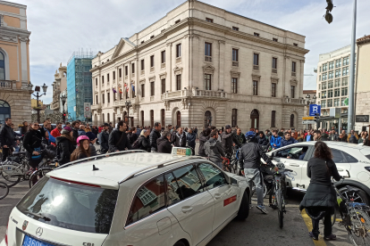 Varios ciclistas cortan el tráfico al comienzo de la calle Vitoria. ECB