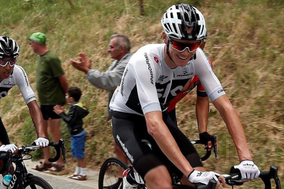 El galés Geraint Thomas (Sky) ganó en solitario la undécima etapa del Tour de Francia, entre Albertville y La Rosière, de 108,5 kilómetros, en la que se enfundó además el maillot amarillo.  Thomas adelantó al español Mikel Nieve en la recta de llegada y a-YOAN VALAT