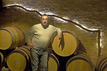 Javier de Jesús Pérez junto a las barricas donde envejece el vino.-M.D.