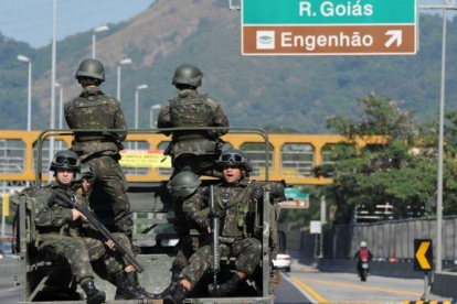 Fuerzas de seguridad vigilan los accesos a Río de Janeiro.-AFP / TASSO MARCELO