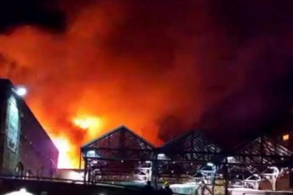 Incendio en el mercado londinense de Camden.-