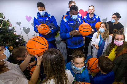 Visita del San Pablo Burgos a los niños hospitalizados en Recoletas. TOMÁS ALONSO