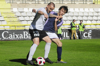Borja Sánchez protege un balón en el choque ante el Valladolid B en El Plantío-Israel L. Murillo