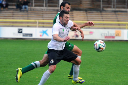 Gabri Gómez protege un balón ante el acoso de un rival.-Israel L. Murillo