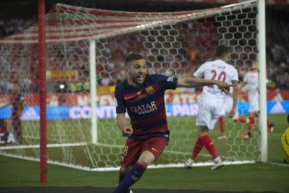 Jordi Alba corre a celebrar su gol tras marcar de tiro cruzado-JORDI COTRINA