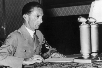 Goebbels, hablando por radio a los alemanes, la víspera del 50º cumpleaños de Hitler, el 20 de abril de 1939.