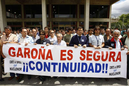 Una de las protestas de los trabajadores a las puertas de la central del Valle de Tobalina.-RAÚL G. OCHOA