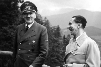 Hitler y su ministro de Propaganda, Joseph Goebbels, en 1943