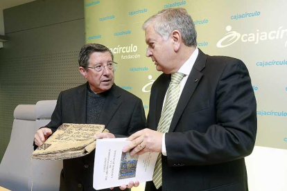 Matías Vicario (i.) y Luis Conde muestran uno de los volúmenes que recogen la digitalización y uno de los que se guardan en Los Condestables.-Raúl Ochoa