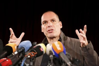 Varoufakis habla durante su rueda de prensa de presentación del nuevo movimiento, en Berlín.-REUTERS / FABRIZIO BENSCH
