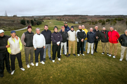 Foto de familia de los jugadores que comenzaron el torneo de golf a primera hora del día de ayer. TOMÁS ALONSO
