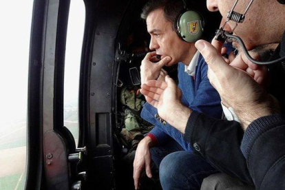 Pedro Sánchez sobrevuela en helicóptero la costa de Murcia afectada por el temporal ’Gloria’, este sábado.-EFE