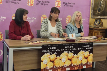 Pilar Zorrilla (Autismo Burgos), Laura Puente (Alcalde de Tardajos) y Soledad Barrionuevo (técnica de Turismo) presenta el Día de Exaltación de la Patata. D. S. M.