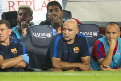Iniesta, sentado en el banquillo en el Barça-Alavés (1-2) junto a Suárez y Messi. Los tres salieron luego al campo.-JORDI COTRINA