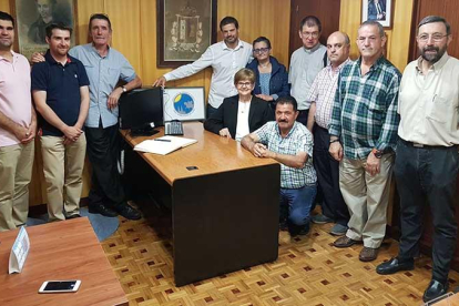 La Junta Directiva, sus vocales acompañados por integrantes de la asociación en su sede.-ECB