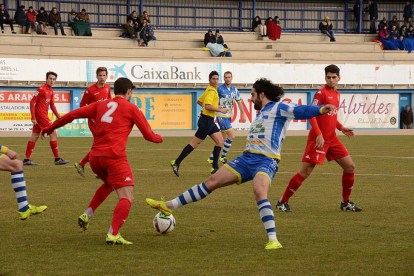 Toni Seoane intenta frenar al jugador del Sporting B Sergio en un lance del partido de ayer.-ALBERTO CALVO
