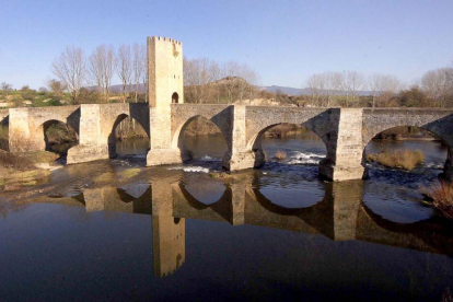El soberbio puente porticado refleja sobre el río Ebro su histórico pasado.-G. G.