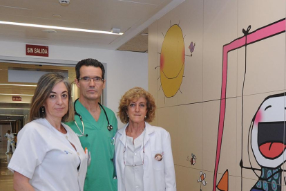 El pediatra José Manuel Merino y las enfermeras Concepción Delgado y Anabella Arribas realizan este ensayo clínico.-ISRAEL L. MURILLO