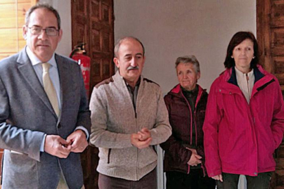 Baudilio Fernández-Mardomingo (izq) junto al alcalde de Canicosa en el interior de una de las viviendas-ECB