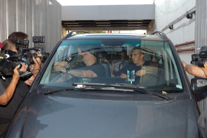 Maradona, en el interior del vehículo, a la salida del hospital de Buenos Aires.-EFE